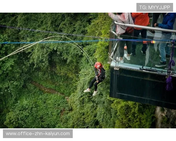 极限悬崖飞跃挑战赛，勇敢者的极地极限盛宴，极限运动跳崖